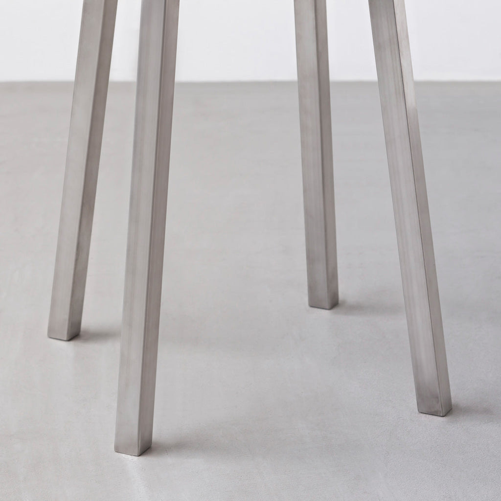 KANADEMONOのラバーウッド ブラウンRound座面とステンレスのSlant Bar脚を合わせたシンプルモダンなスツール（脚）