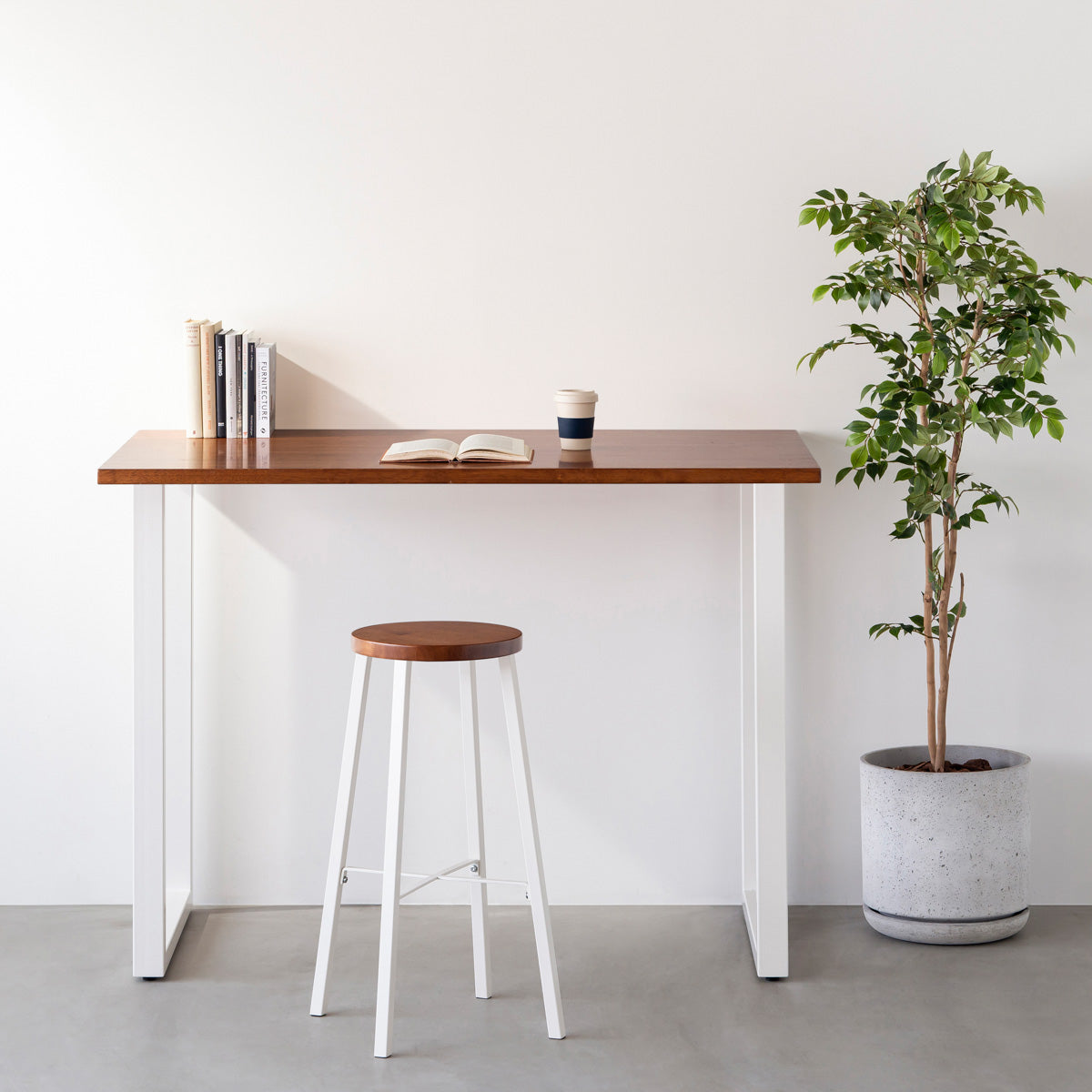 KANADEMONOのラバーウッド ブラウンRound座面とホワイトのSlant Bar脚を合わせたシンプルモダンなハイスツール（使用例）
