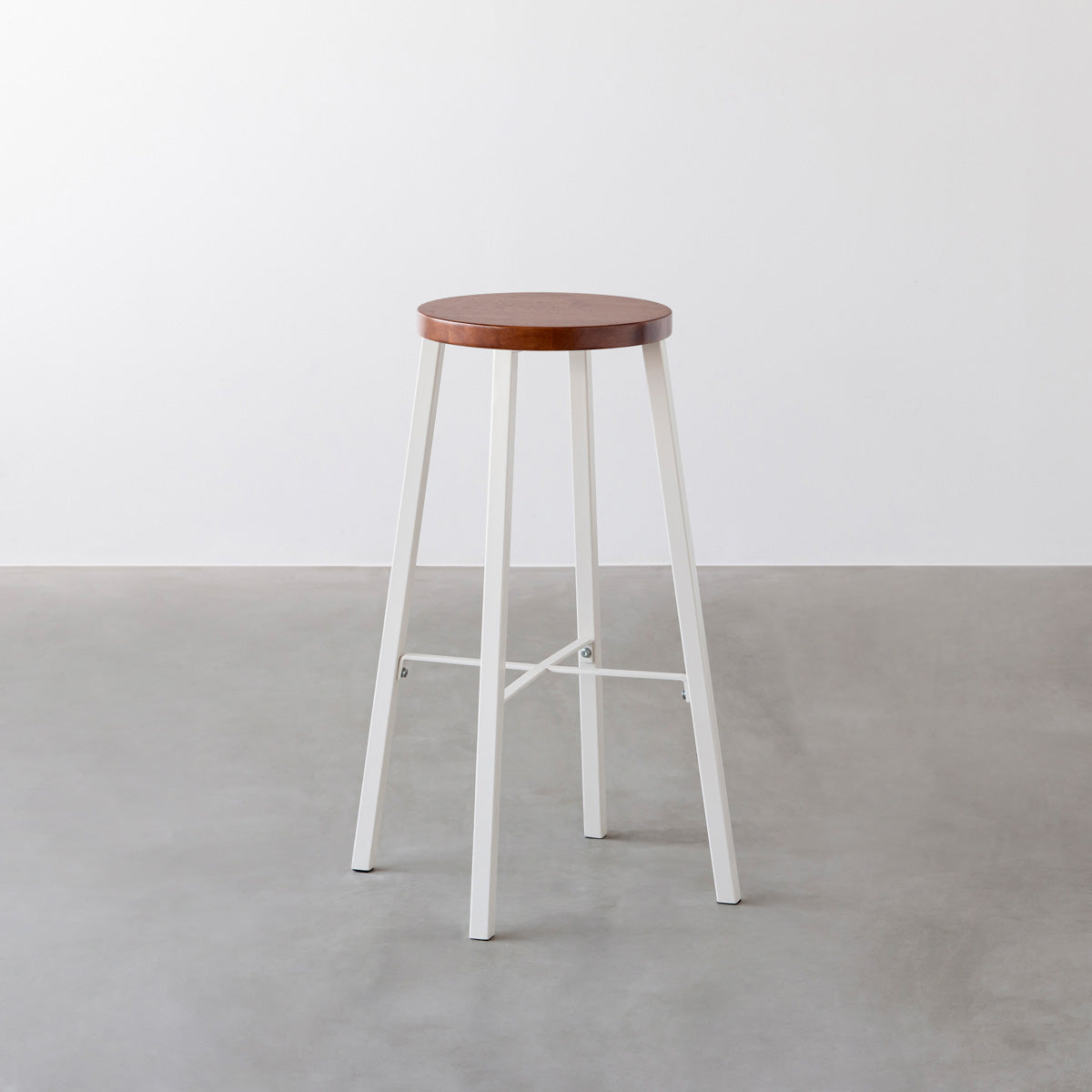 KANADEMONOのラバーウッド ブラウンRound座面とホワイトのSlant Bar脚を合わせたシンプルモダンなハイスツール