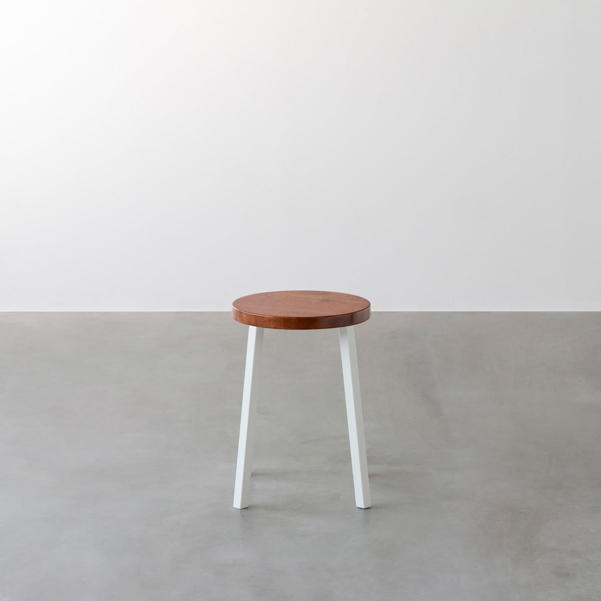 KANADEMONOのラバーウッド ブラウンRound座面とホワイトのSlant Bar脚を合わせたシンプルモダンなスツール2