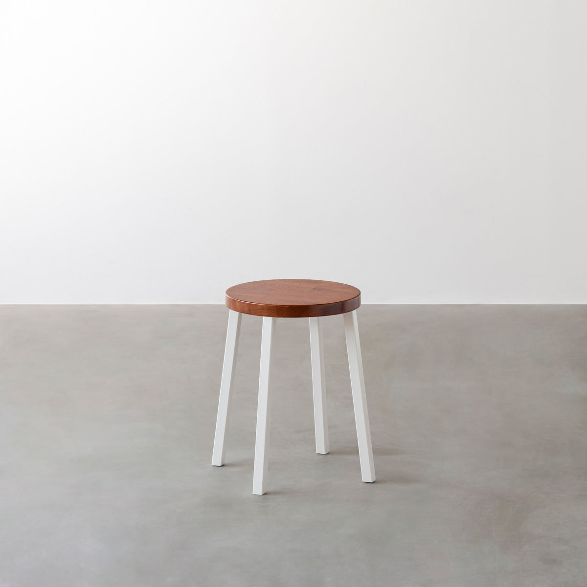 KANADEMONOのラバーウッド ブラウンRound座面とホワイトのSlant Bar脚を合わせたシンプルモダンなスツール