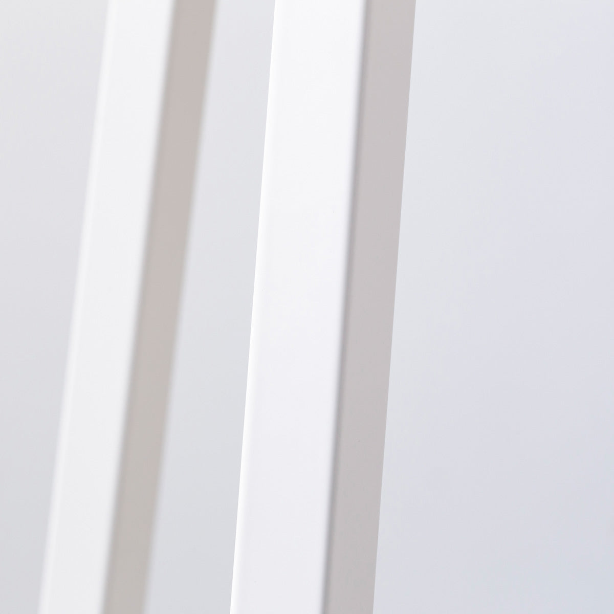 KANADEMONOのラバーウッド ブラウンRound座面とホワイトのSlant Bar脚を合わせたシンプルモダンなスツール（脚側部）