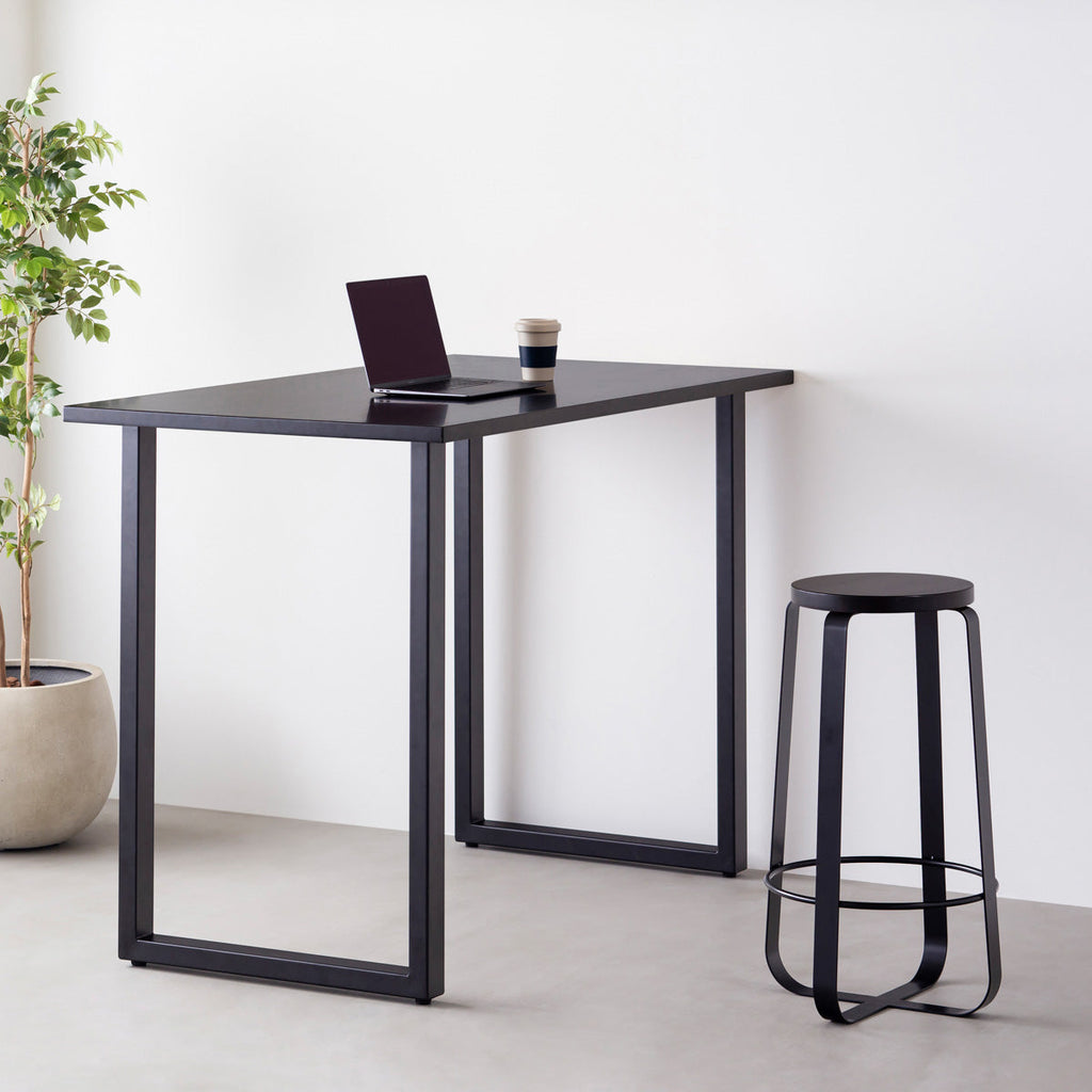 KANADEMONOのラバーウッド ブラックブラウンRound座面とブラックのCross Plate脚を合わせたシンプルモダンなハイスツール（使用例）