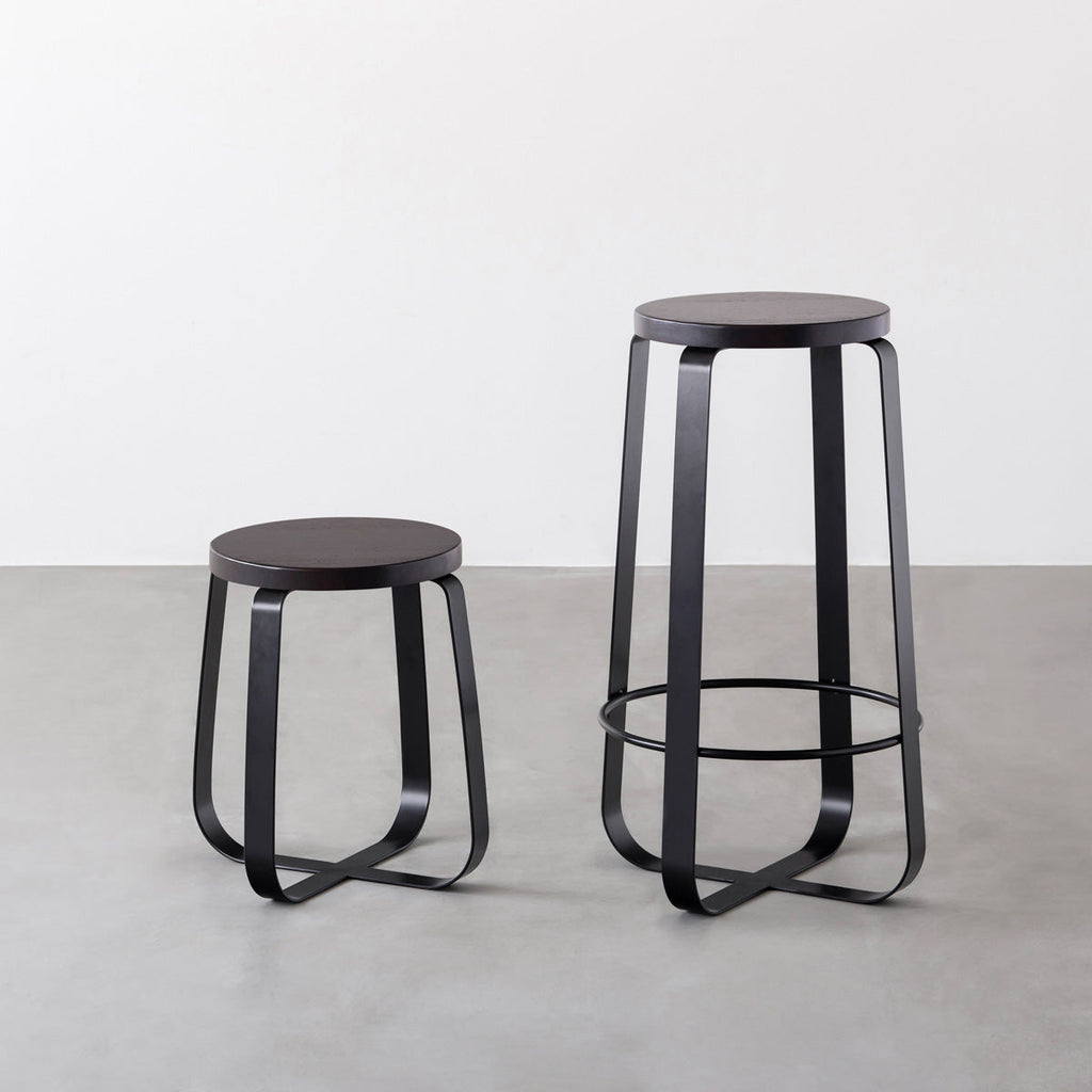 KANADEMONOのラバーウッド ブラックブラウンRound座面とブラックのCross Plate脚を合わせたシンプルモダンなハイスツール（スタンダード比較）