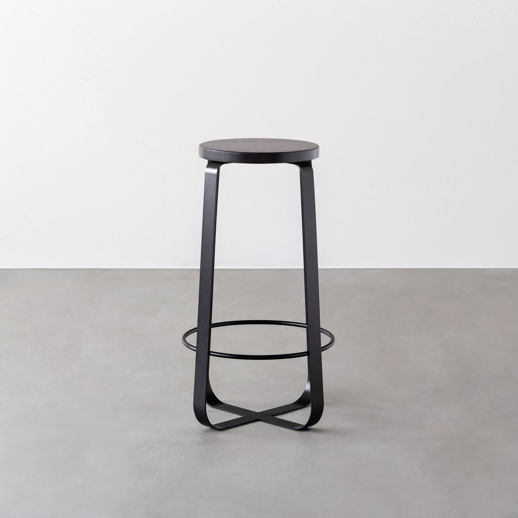 KANADEMONOのラバーウッド ブラックブラウンRound座面とブラックのCross Plate脚を合わせたシンプルモダンなハイスツール2