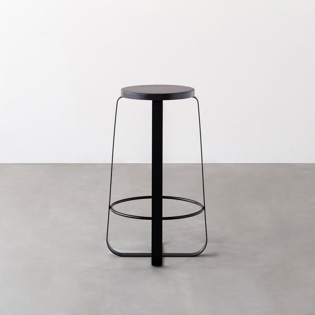 KANADEMONOのラバーウッド ブラックブラウンRound座面とブラックのCross Plate脚を合わせたシンプルモダンなハイスツール3