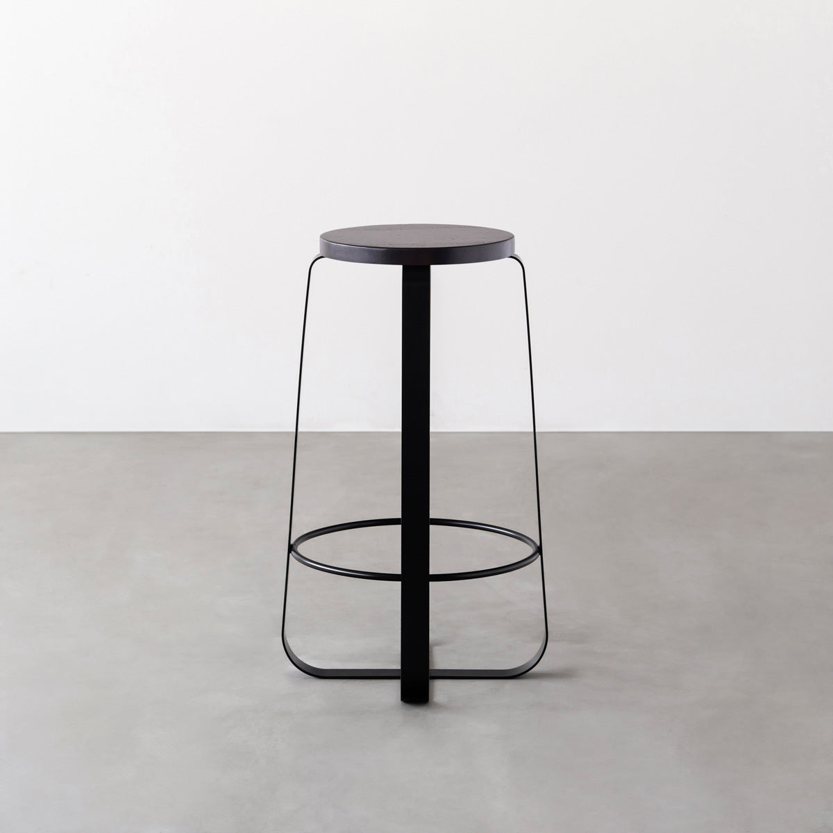 KANADEMONOのラバーウッド ブラックブラウンRound座面とブラックのCross Plate脚を合わせたシンプルモダンなハイスツール3