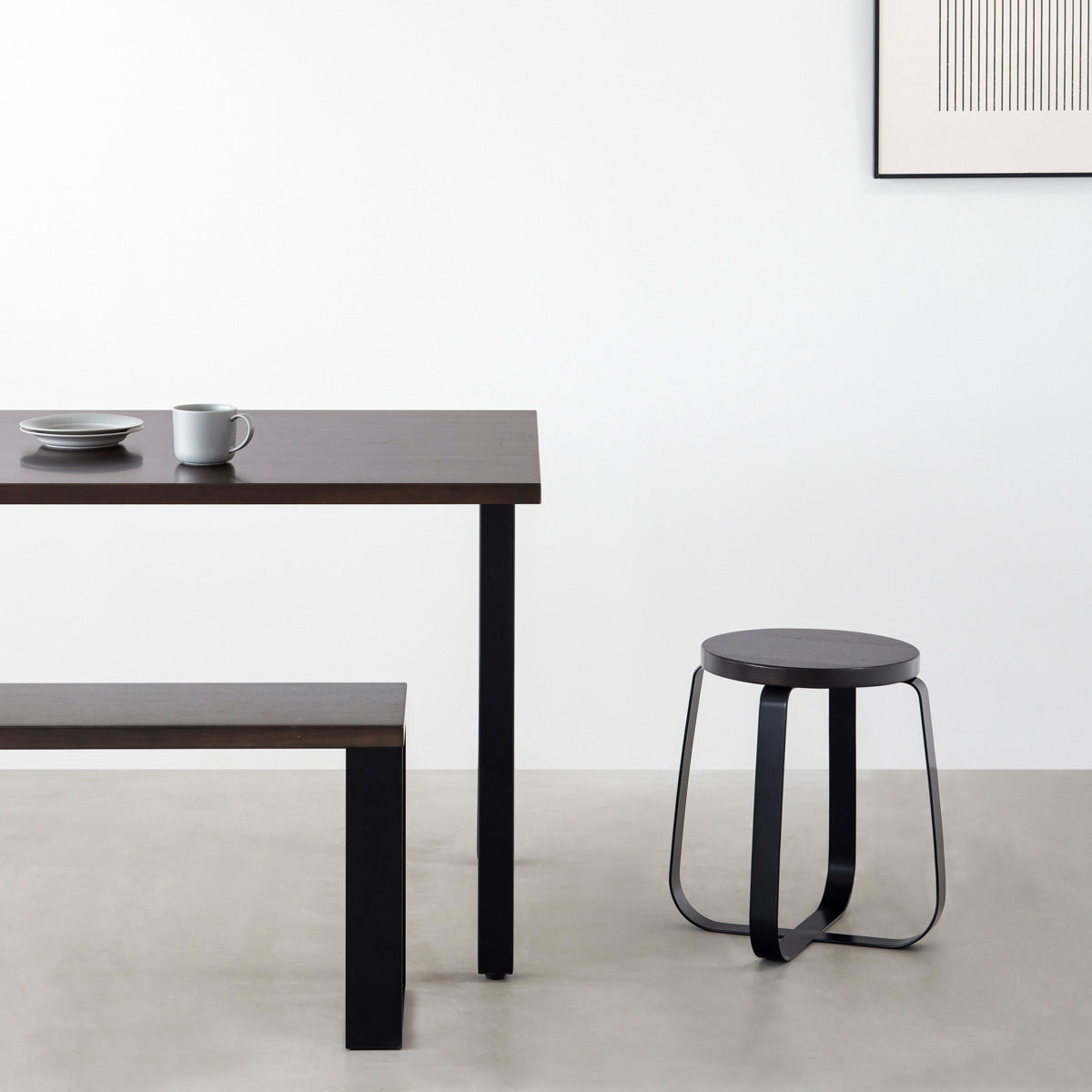 KANADEMONOのラバーウッド ブラックブラウンRound座面とブラックのCross Plate脚を合わせたシンプルモダンなスツール（使用例）