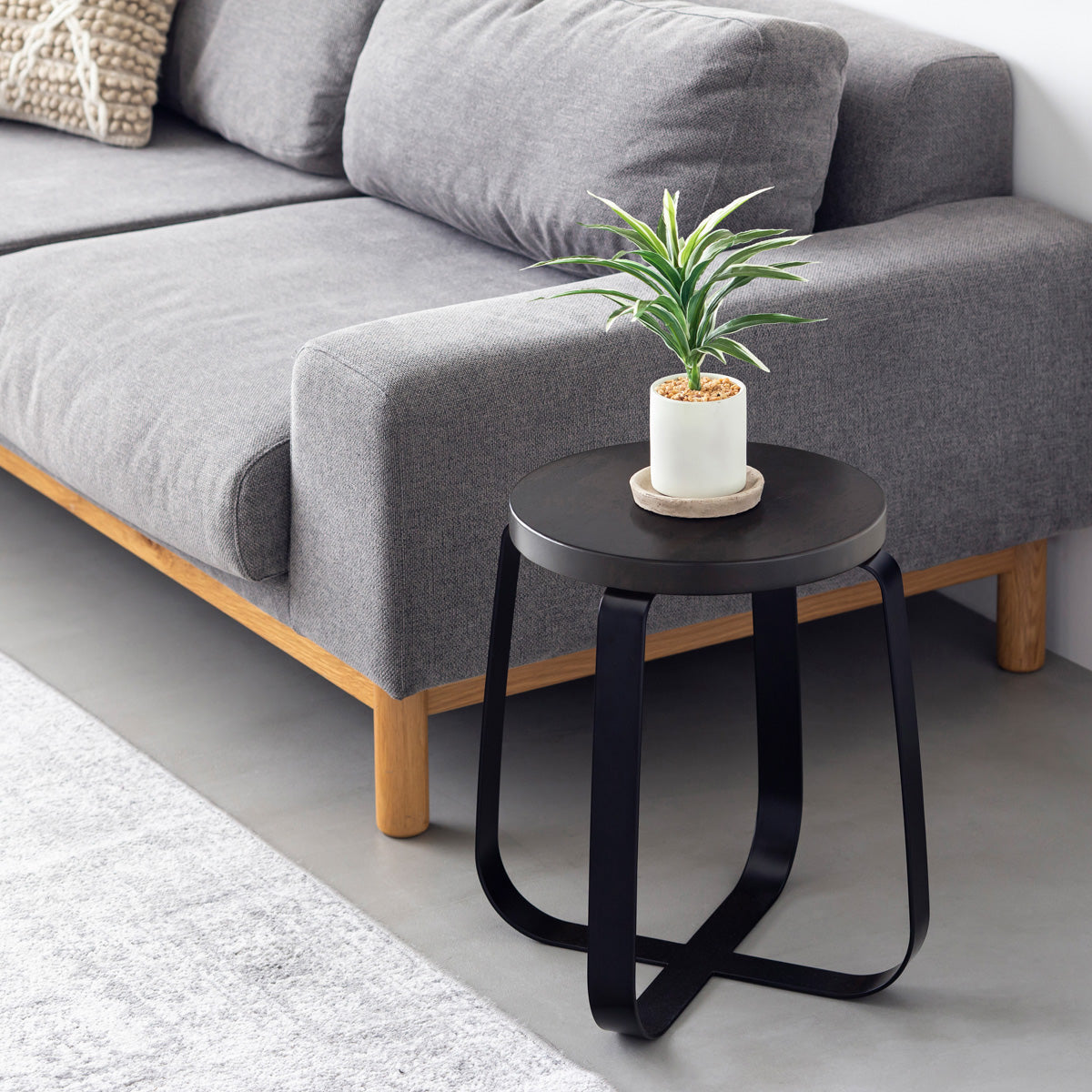 KANADEMONOのラバーウッド ブラックブラウンRound座面とブラックのCross Plate脚を合わせたシンプルモダンなスツール（使用例2）