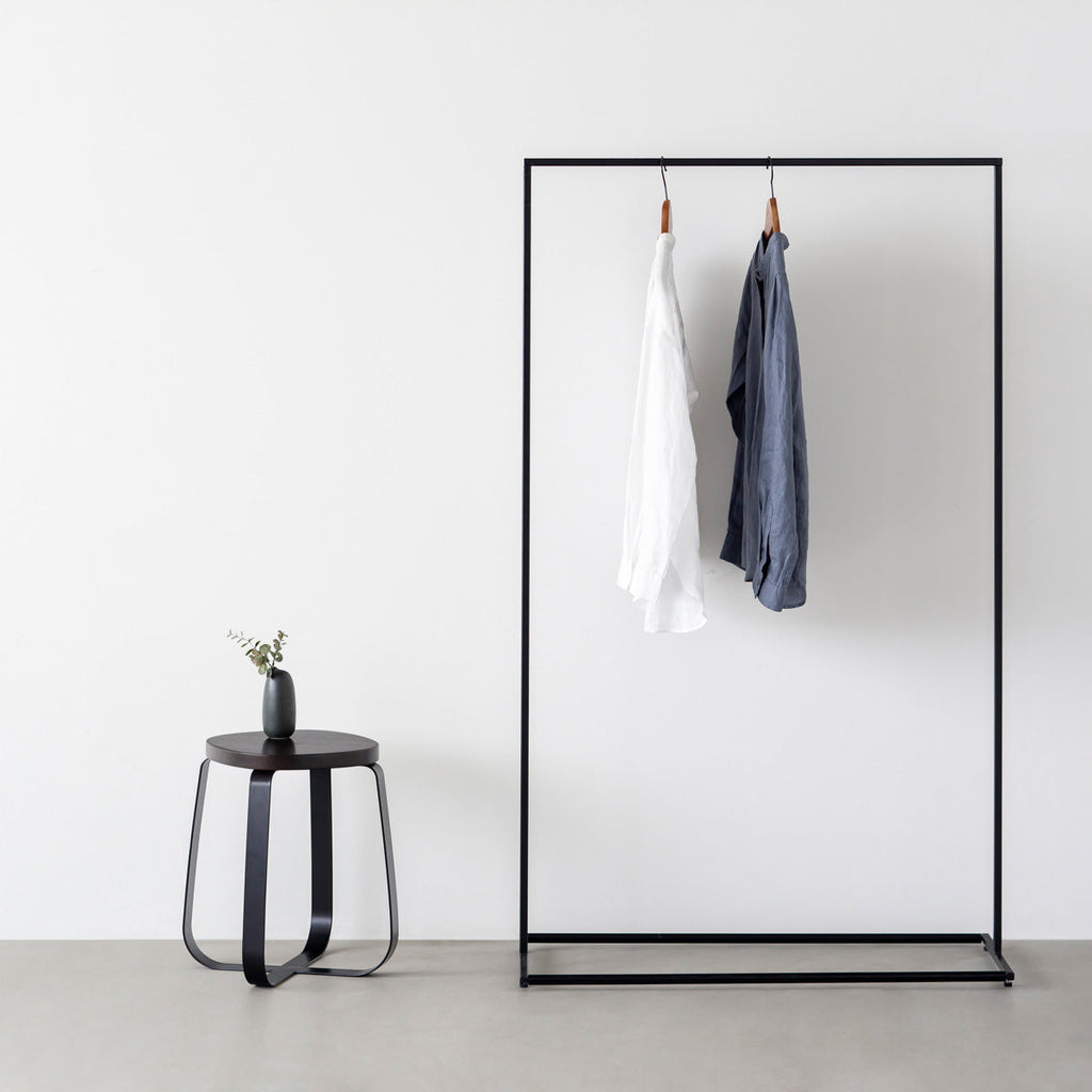 KANADEMONOのラバーウッド ブラックブラウンSquircle座面とブラックのCross Plate脚を合わせたシンプルモダンなスツール（使用例3）