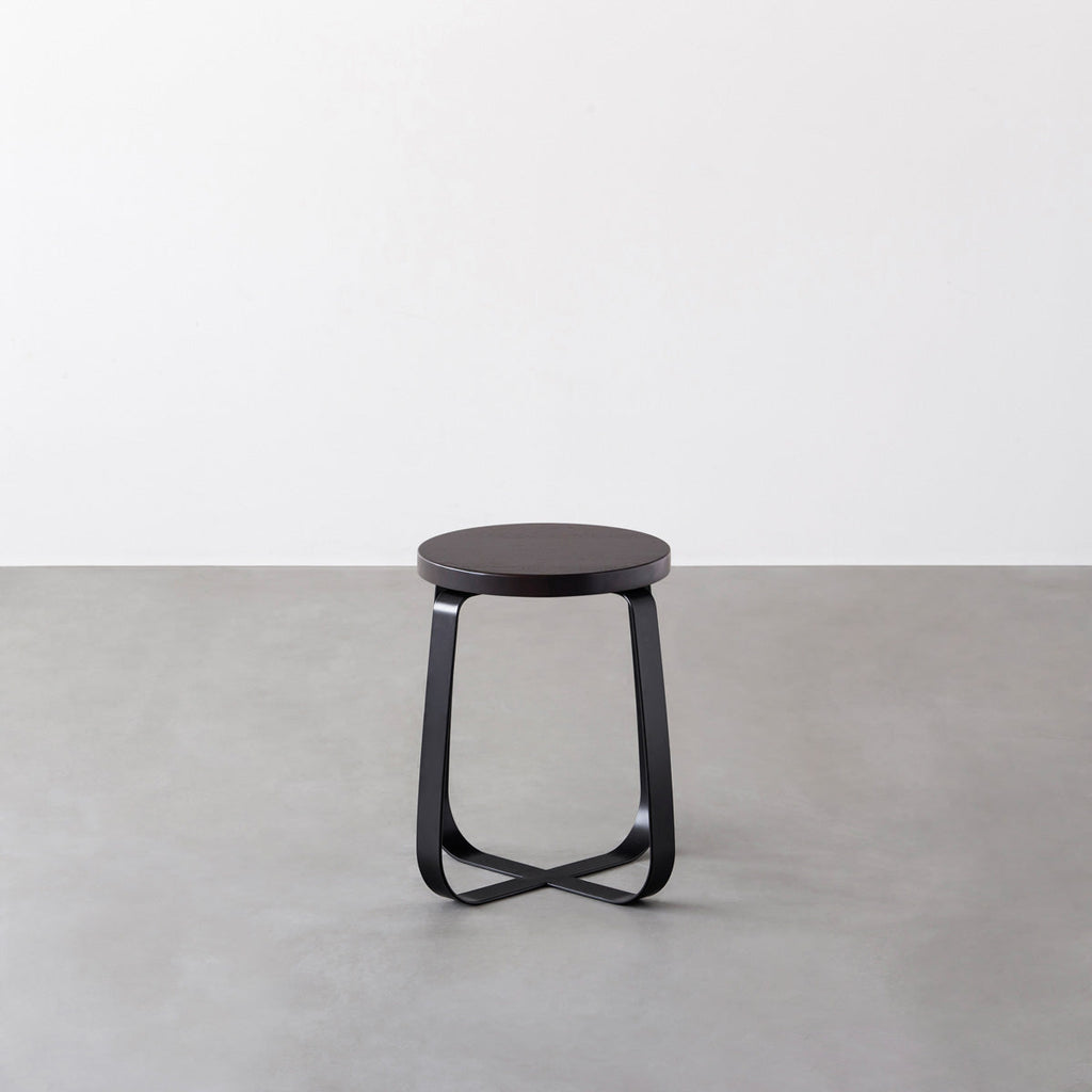 KANADEMONOのラバーウッド ブラックブラウンRound座面とブラックのCross Plate脚を合わせたシンプルモダンなスツール2