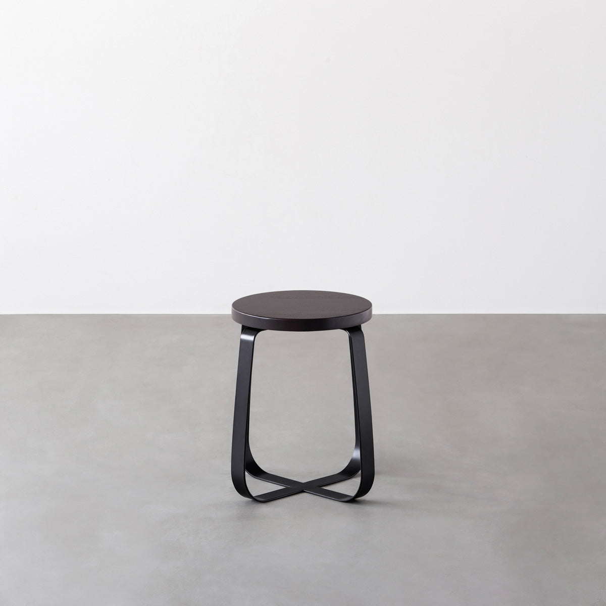 KANADEMONOのラバーウッド ブラックブラウンRound座面とブラックのCross Plate脚を合わせたシンプルモダンなスツール2