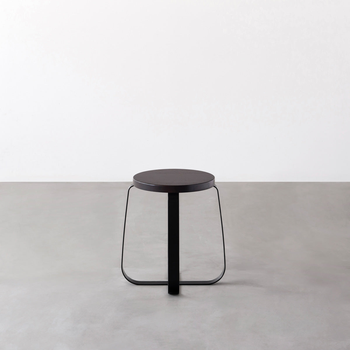 KANADEMONOのラバーウッド ブラックブラウンRound座面とブラックのCross Plate脚を合わせたシンプルモダンなスツール3