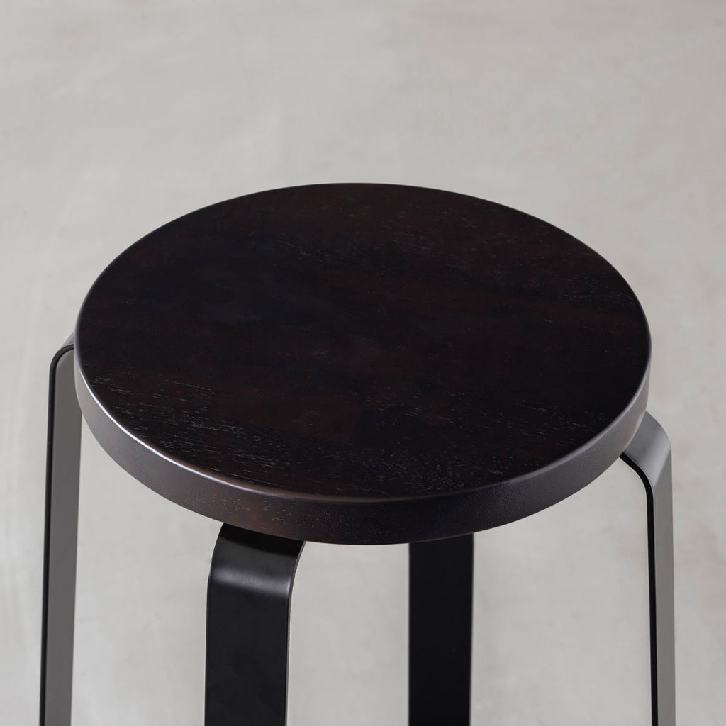 KANADEMONOのラバーウッド ブラックブラウンRound座面とブラックのCross Plate脚を合わせたシンプルモダンなスツール（座面）