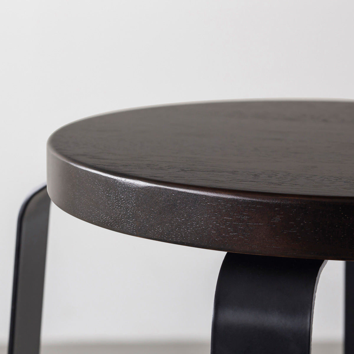 KANADEMONOのラバーウッド ブラックブラウンRound座面とブラックのCross Plate脚を合わせたシンプルモダンなスツール（座面側面）