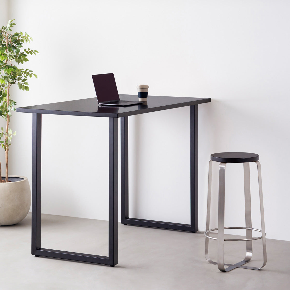 KANADEMONOのラバーウッド ブラックブラウンRound座面とステンレスのCross Plate脚を合わせたシンプルモダンなハイスツール（使用例）