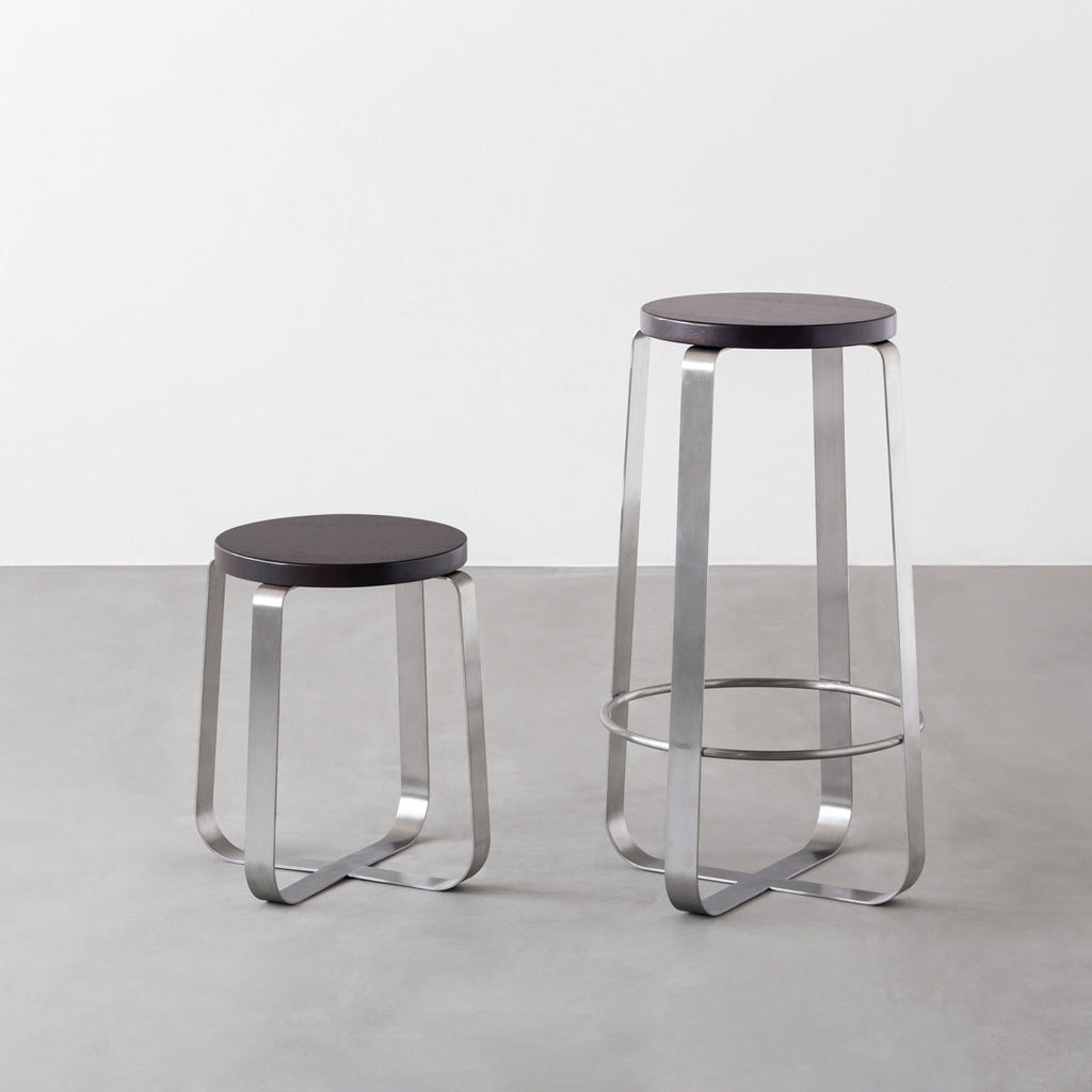 KANADEMONOのラバーウッド ブラックブラウンRound座面とステンレスのCross Plate脚を合わせたシンプルモダンなハイスツール（スタンダード比較）