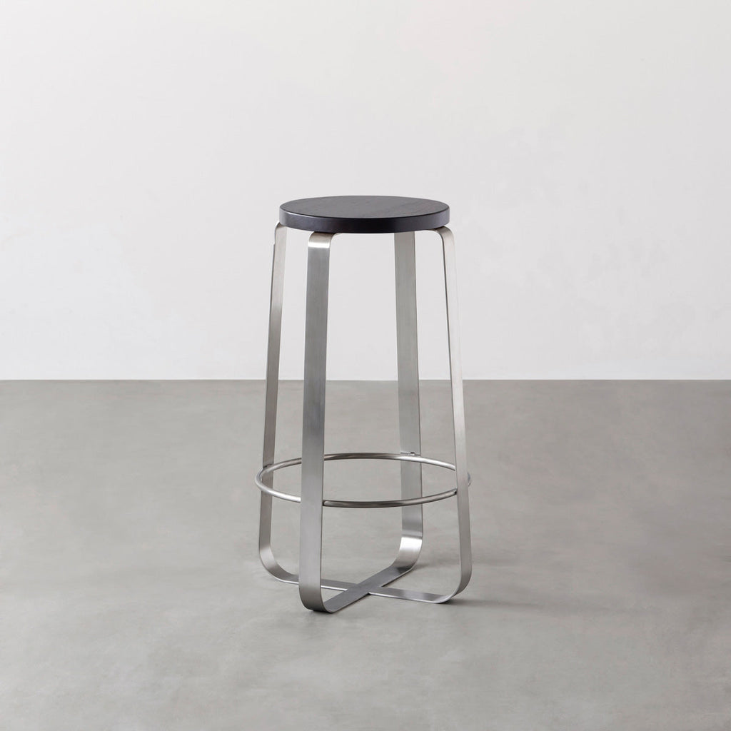 KANADEMONOのラバーウッド ブラックブラウンRound座面とステンレスのCross Plate脚を合わせたシンプルモダンなハイスツール