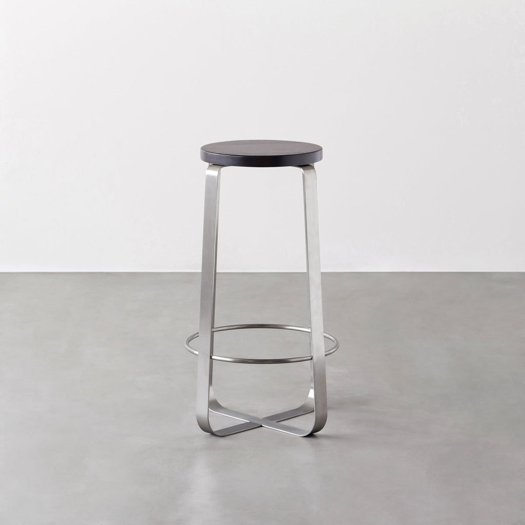 KANADEMONOのラバーウッド ブラックブラウンRound座面とステンレスのCross Plate脚を合わせたシンプルモダンなハイスツール2