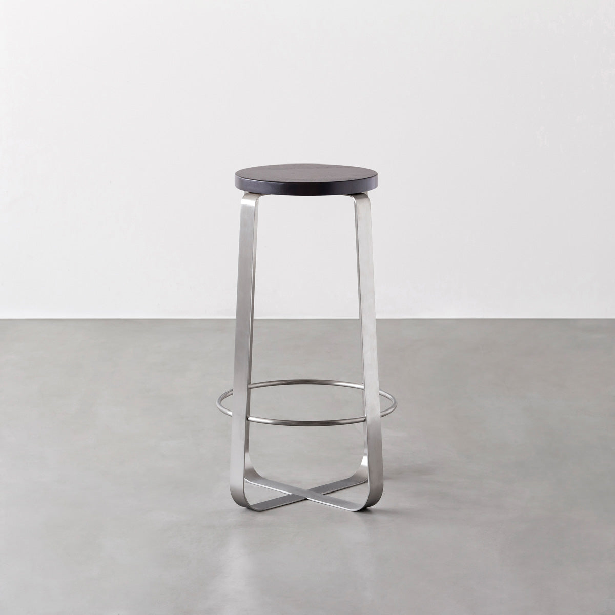 KANADEMONOのラバーウッド ブラックブラウンRound座面とステンレスのCross Plate脚を合わせたシンプルモダンなハイスツール2