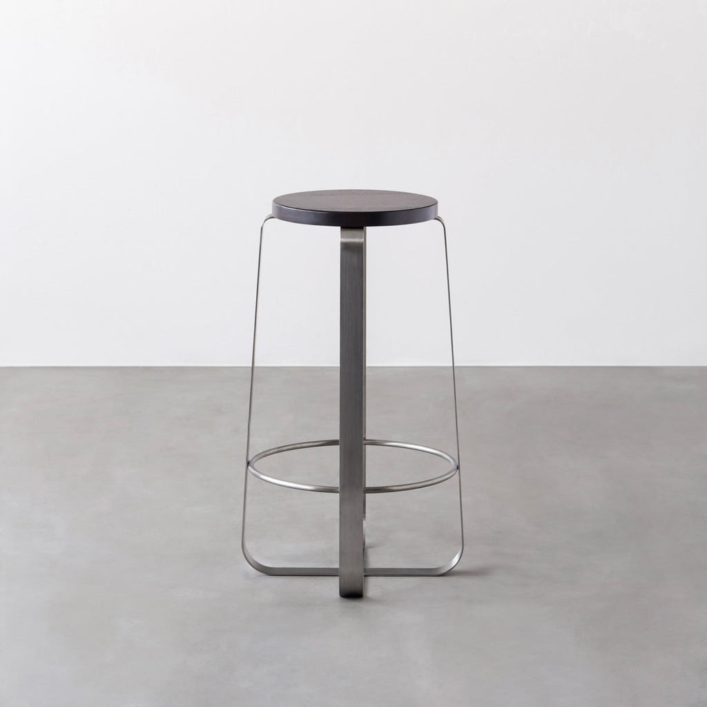 KANADEMONOのラバーウッド ブラックブラウンRound座面とステンレスのCross Plate脚を合わせたシンプルモダンなハイスツール3