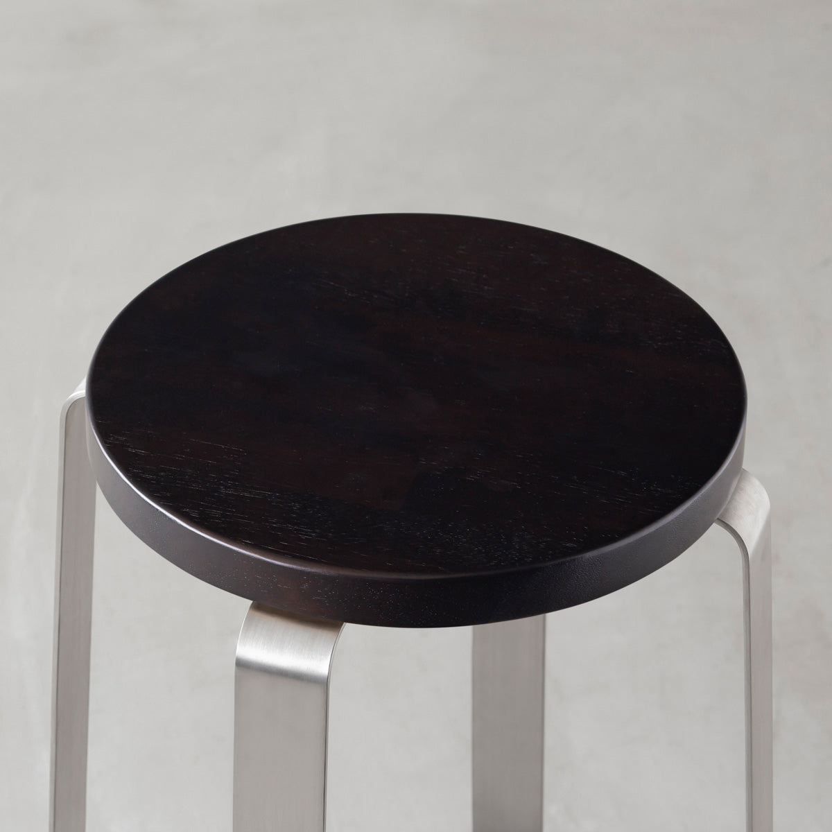 KANADEMONOのラバーウッド ブラックブラウンRound座面とステンレスのCross Plate脚を合わせたシンプルモダンなハイスツール（座面）