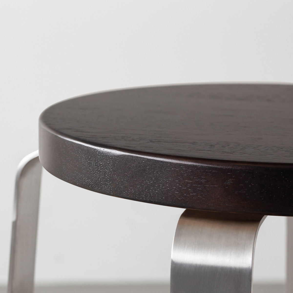 KANADEMONOのラバーウッド ブラックブラウンRound座面とステンレスのCross Plate脚を合わせたシンプルモダンなハイスツール（座面側面）