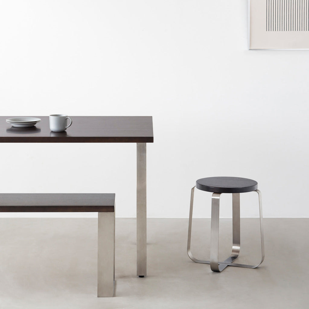 KANADEMONOのラバーウッド ブラックブラウンRound座面とステンレスのCross Plate脚を合わせたシンプルモダンなスツール（使用例）