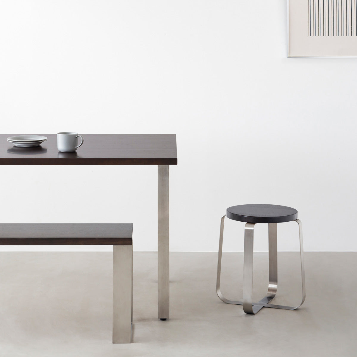 KANADEMONOのラバーウッド ブラックブラウンRound座面とステンレスのCross Plate脚を合わせたシンプルモダンなスツール（使用例）