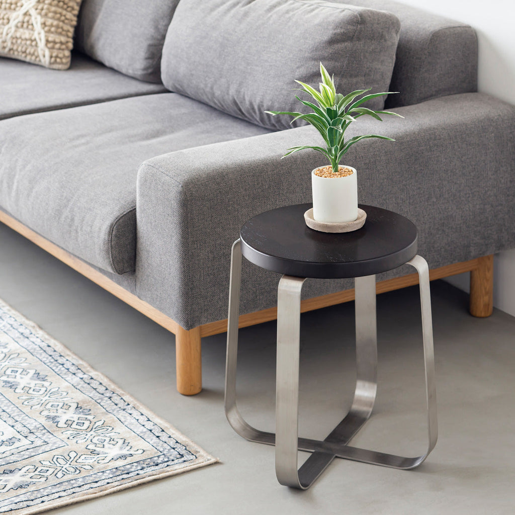 KANADEMONOのラバーウッド ブラックブラウンRound座面とステンレスのCross Plate脚を合わせたシンプルモダンなスツール（使用例2）