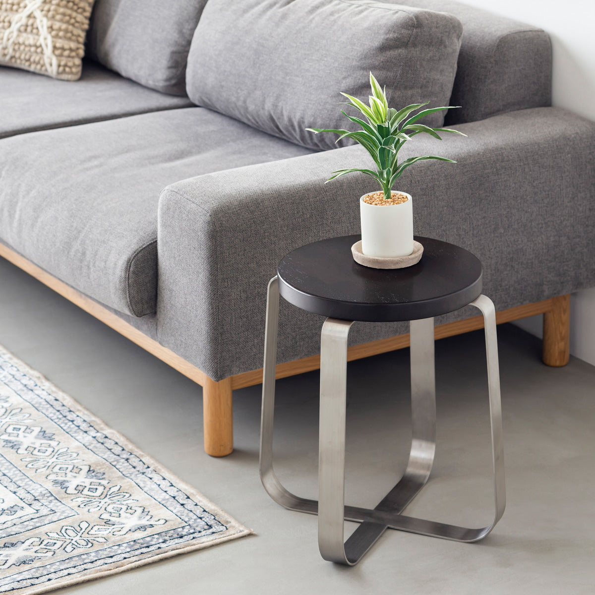 KANADEMONOのラバーウッド ブラックブラウンRound座面とステンレスのCross Plate脚を合わせたシンプルモダンなスツール（使用例2）