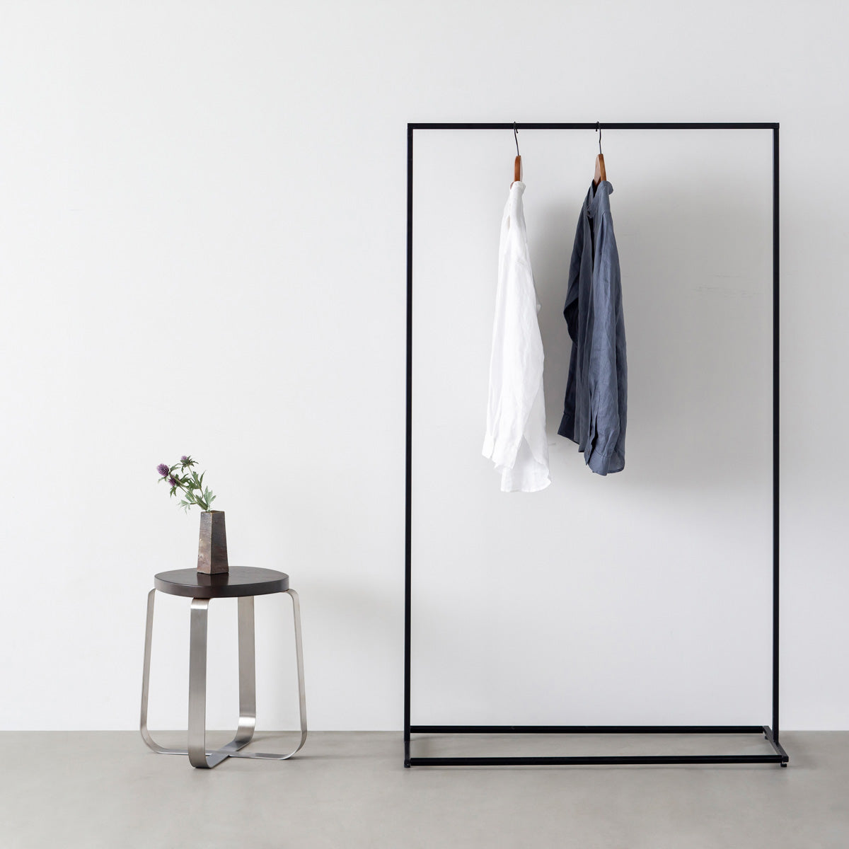 KANADEMONOのラバーウッド ブラックブラウンSquircle座面とステンレスのCross Plate脚を合わせたシンプルモダンなスツール（使用例3）