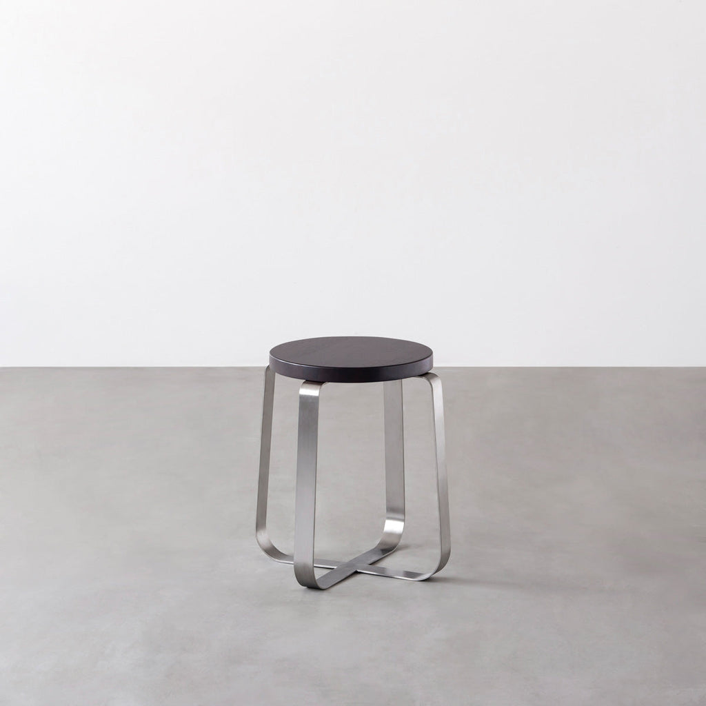 KANADEMONOのラバーウッド ブラックブラウンRound座面とステンレスのCross Plate脚を合わせたシンプルモダンなスツール