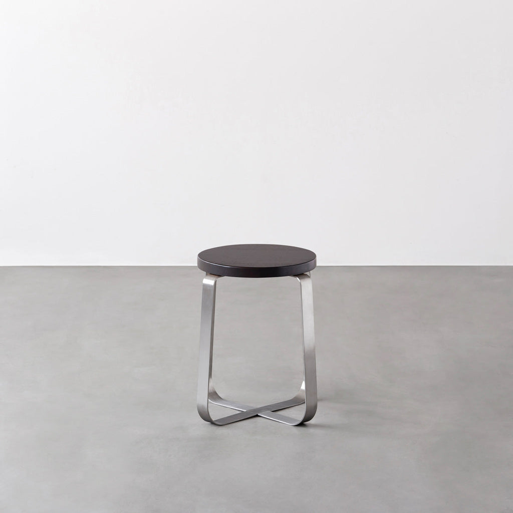 KANADEMONOのラバーウッド ブラックブラウンRound座面とステンレスのCross Plate脚を合わせたシンプルモダンなスツール2