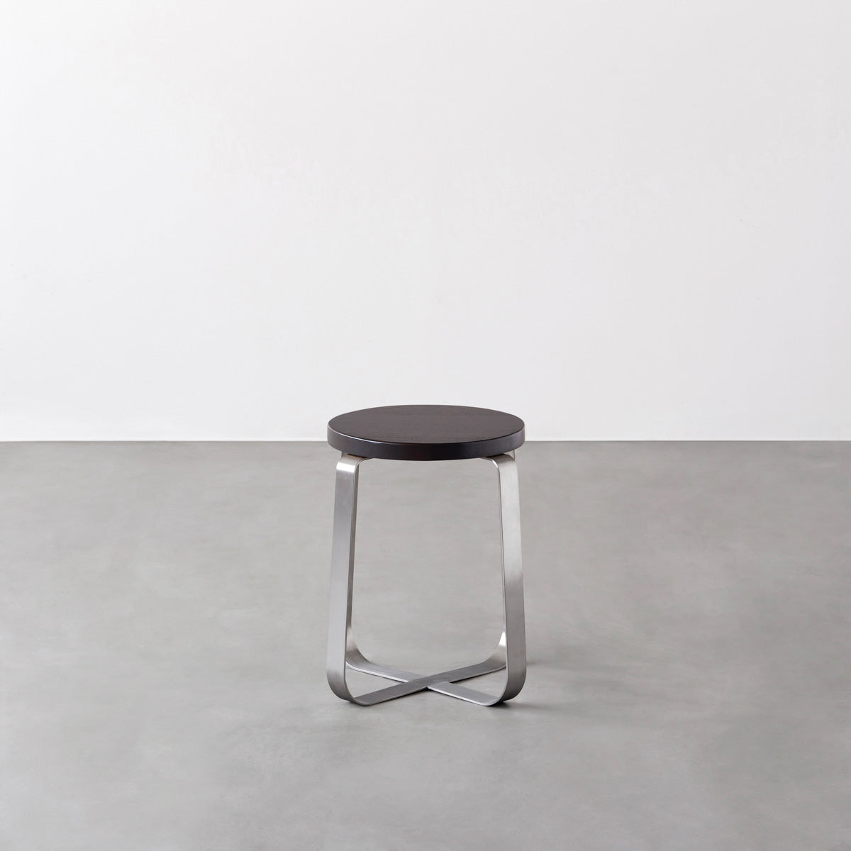 KANADEMONOのラバーウッド ブラックブラウンRound座面とステンレスのCross Plate脚を合わせたシンプルモダンなスツール2