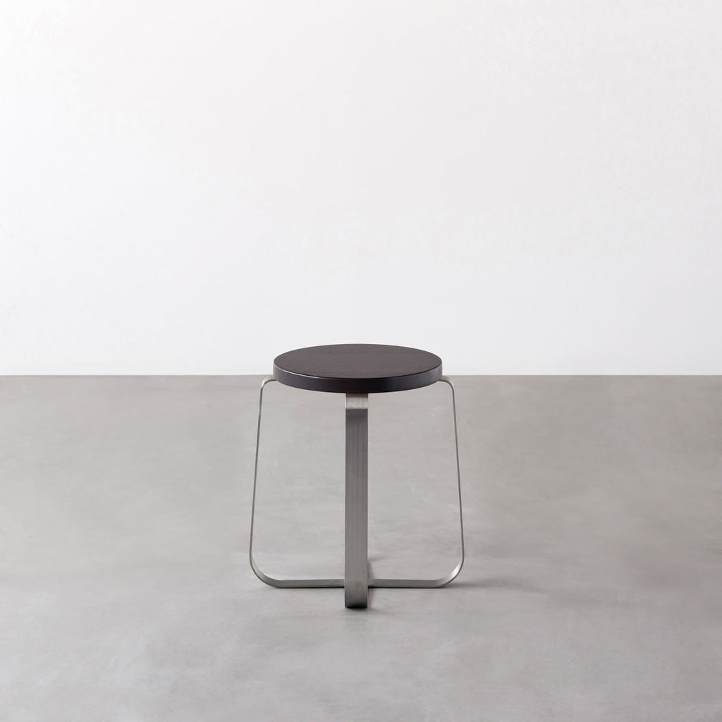 KANADEMONOのラバーウッド ブラックブラウンRound座面とステンレスのCross Plate脚を合わせたシンプルモダンなスツール3