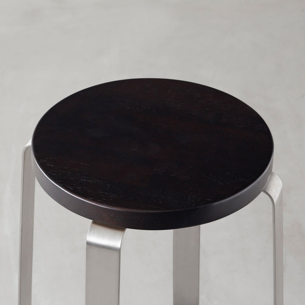 KANADEMONOのラバーウッド ブラックブラウンRound座面とステンレスのCross Plate脚を合わせたシンプルモダンなスツール（座面）