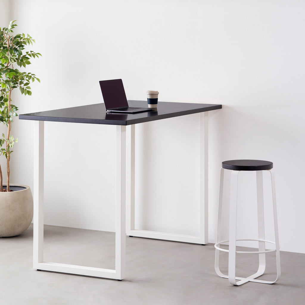 KANADEMONOのラバーウッド ブラックブラウンRound座面とホワイトのCross Plate脚を合わせたシンプルモダンなハイスツール（使用例）