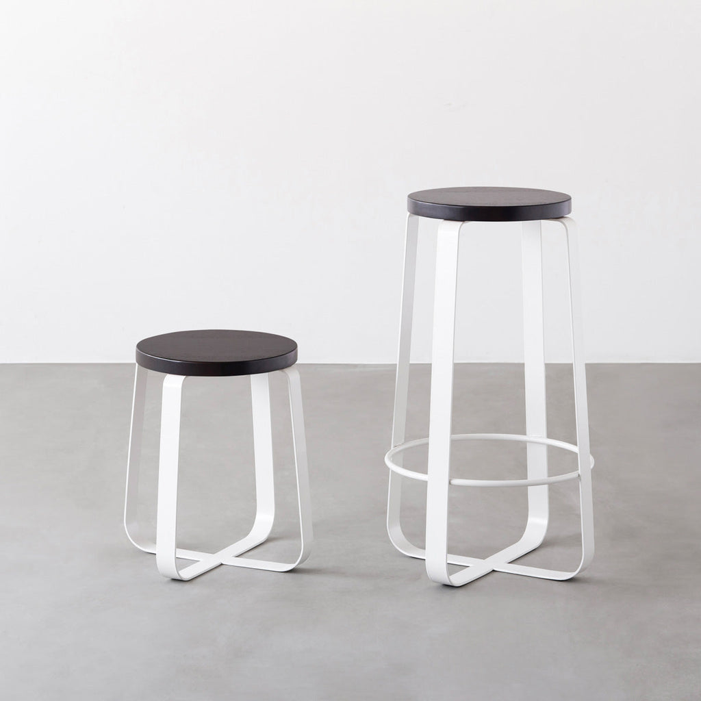 KANADEMONOのラバーウッド ブラックブラウンRound座面とホワイトのCross Plate脚を合わせたシンプルモダンなハイスツール（スタンダード比較）