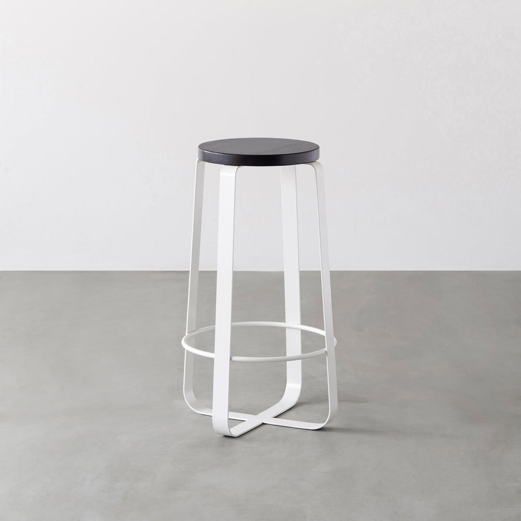 KANADEMONOのラバーウッド ブラックブラウンRound座面とホワイトのCross Plate脚を合わせたシンプルモダンなハイスツール