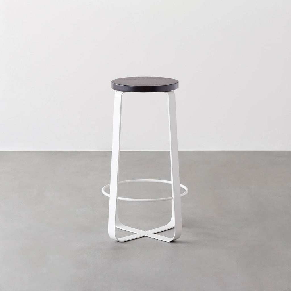 KANADEMONOのラバーウッド ブラックブラウンRound座面とホワイトのCross Plate脚を合わせたシンプルモダンなハイスツール2