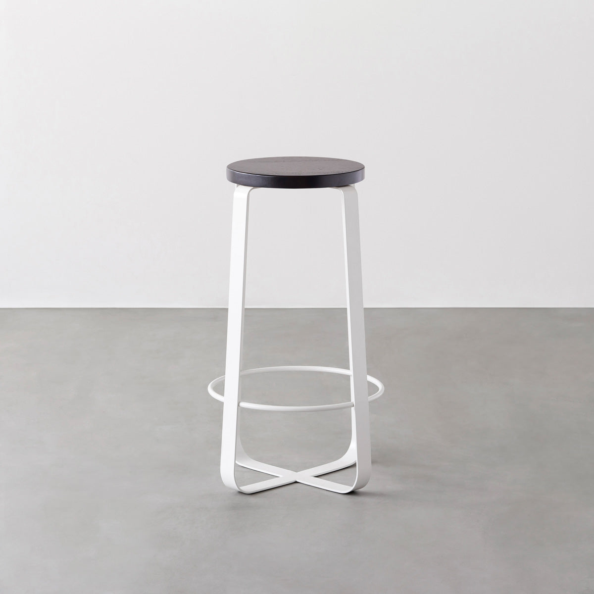 KANADEMONOのラバーウッド ブラックブラウンRound座面とホワイトのCross Plate脚を合わせたシンプルモダンなハイスツール2