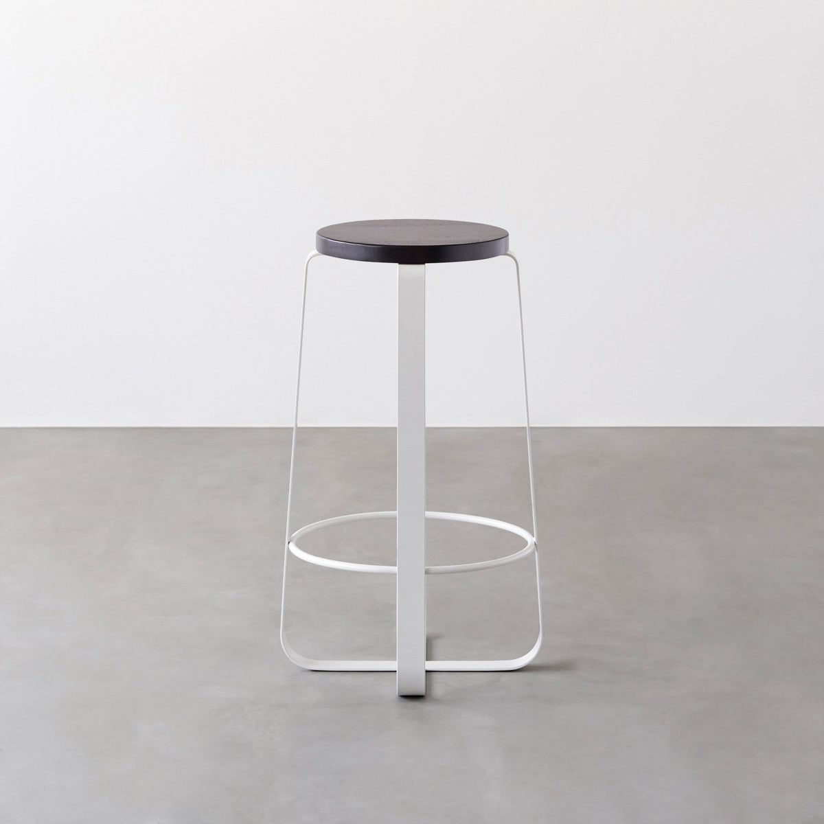 KANADEMONOのラバーウッド ブラックブラウンRound座面とホワイトのCross Plate脚を合わせたシンプルモダンなハイスツール3