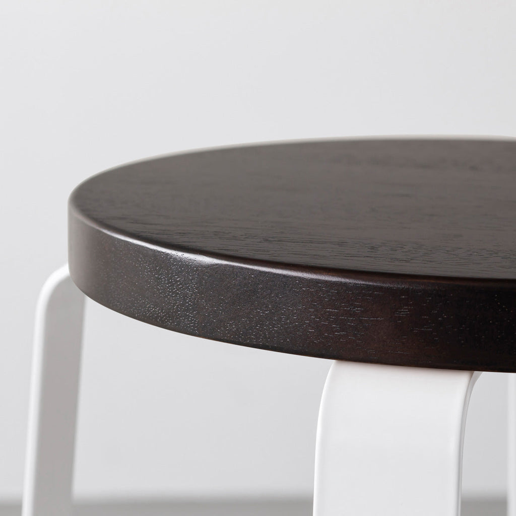 KANADEMONOのラバーウッド ブラックブラウンRound座面とホワイトのCross Plate脚を合わせたシンプルモダンなハイスツール（座面側面）