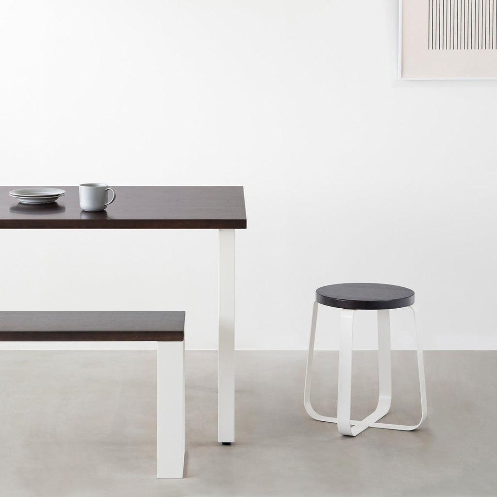 KANADEMONOのラバーウッド ブラックブラウンRound座面とホワイトのCross Plate脚を合わせたシンプルモダンなスツール（使用例）