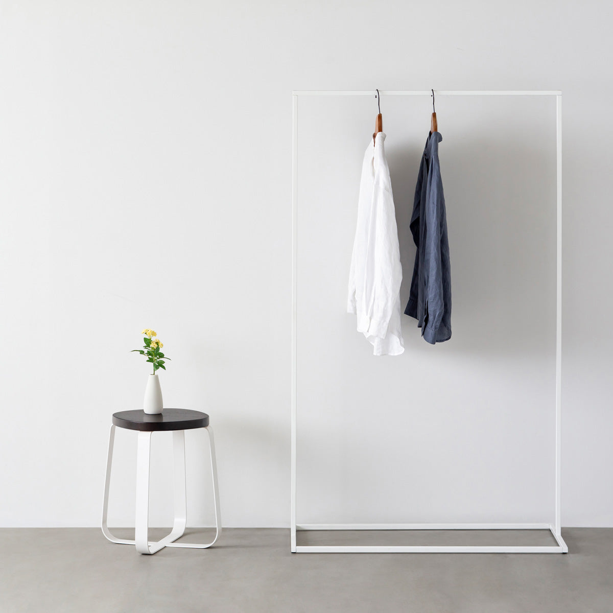 KANADEMONOのラバーウッド ブラックブラウンSquircle座面とホワイトのCross Plate脚を合わせたシンプルモダンなスツール（使用例3）