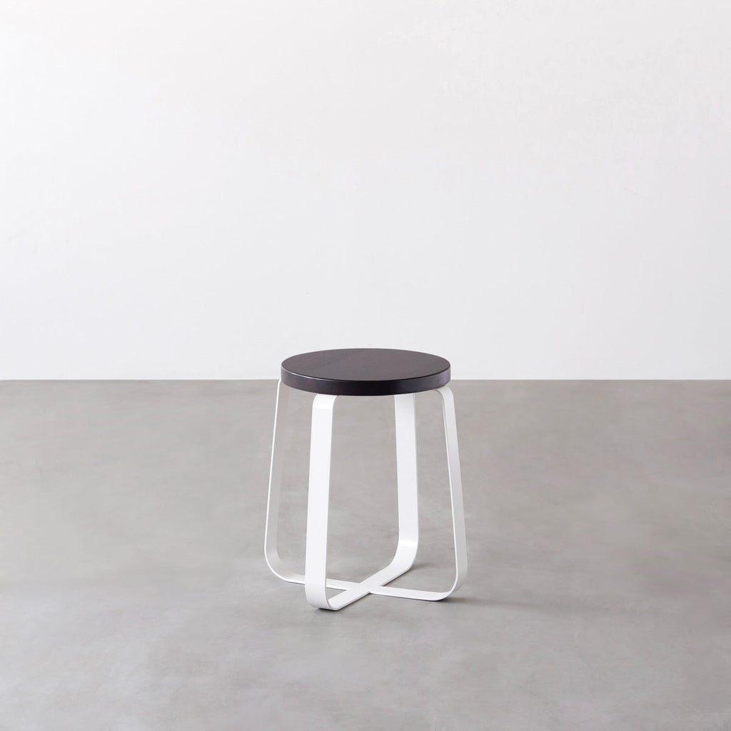KANADEMONOのラバーウッド ブラックブラウンRound座面とホワイトのCross Plate脚を合わせたシンプルモダンなスツール