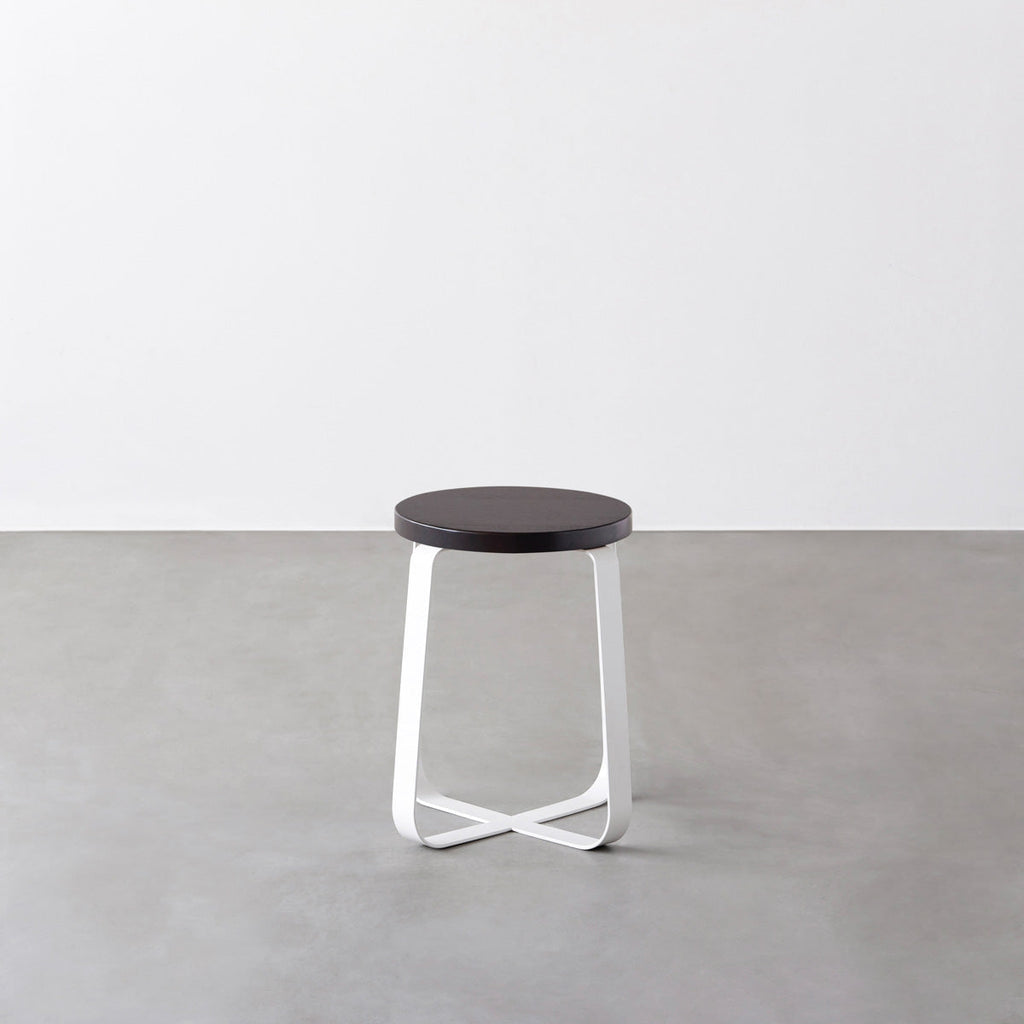 KANADEMONOのラバーウッド ブラックブラウンRound座面とホワイトのCross Plate脚を合わせたシンプルモダンなスツール2