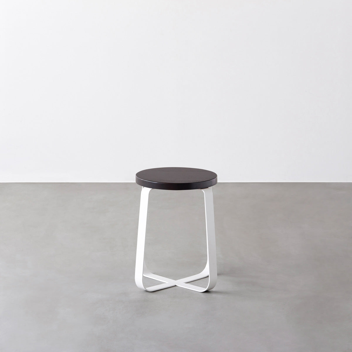 KANADEMONOのラバーウッド ブラックブラウンRound座面とホワイトのCross Plate脚を合わせたシンプルモダンなスツール2