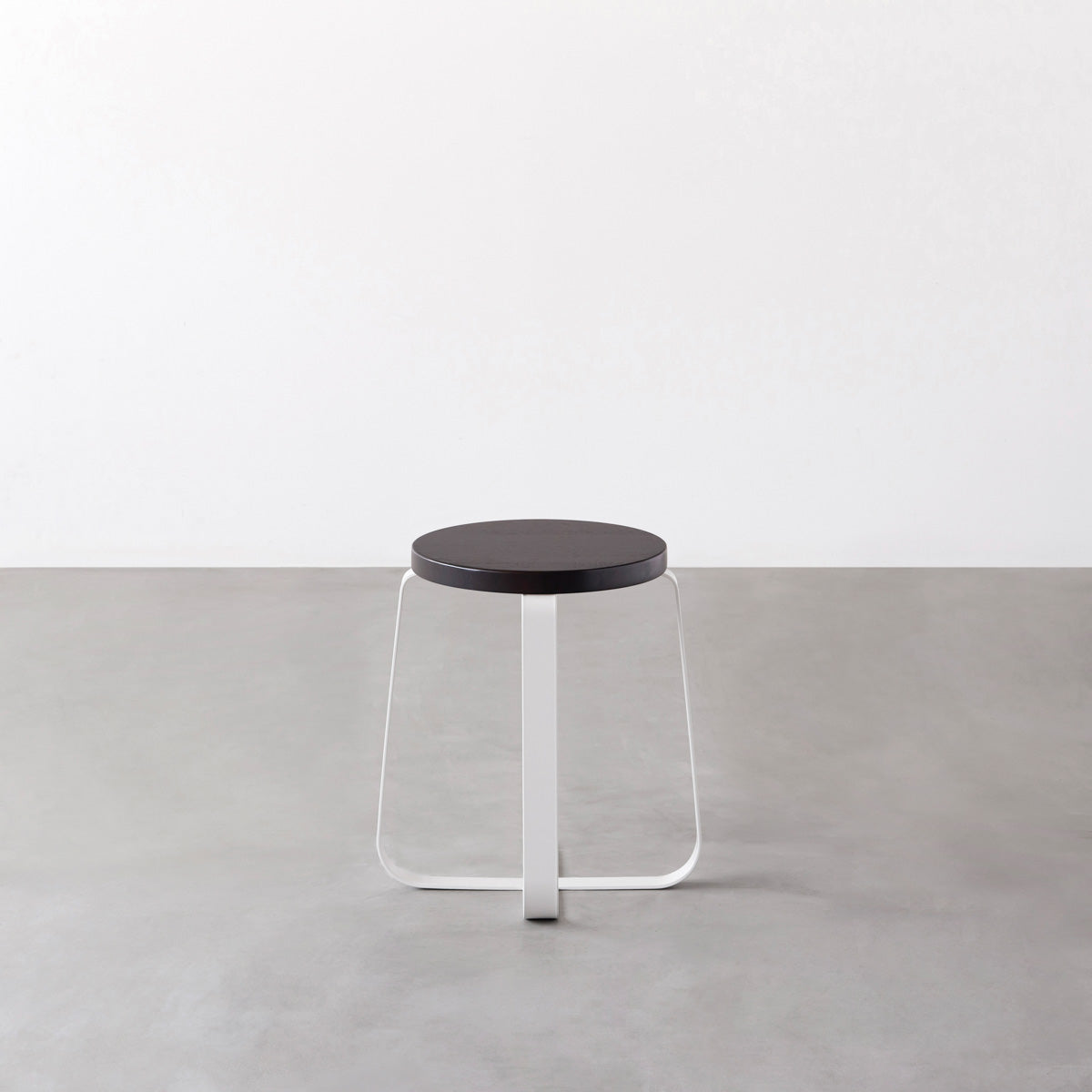 KANADEMONOのラバーウッド ブラックブラウンRound座面とホワイトのCross Plate脚を合わせたシンプルモダンなスツール3